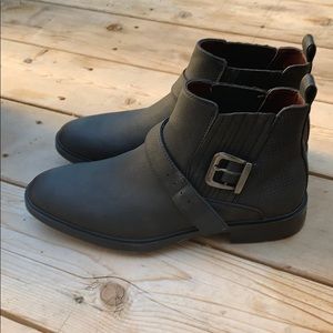 Guess men’s Chelsea boots in size 8